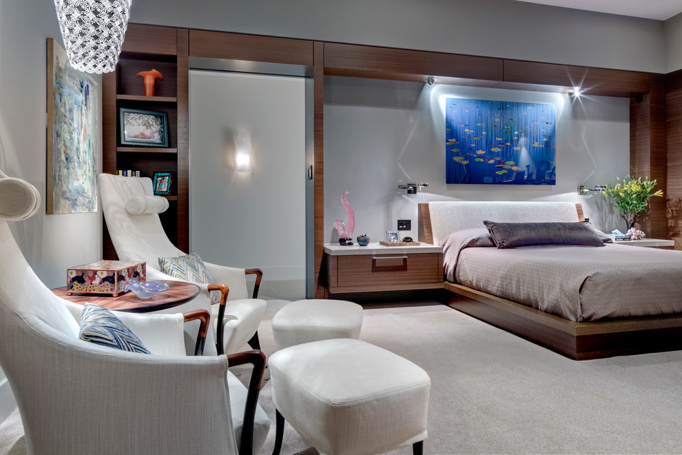 Modernes Schlafzimmer mit grauer Wandfarbe und Teppichboden in Dallas