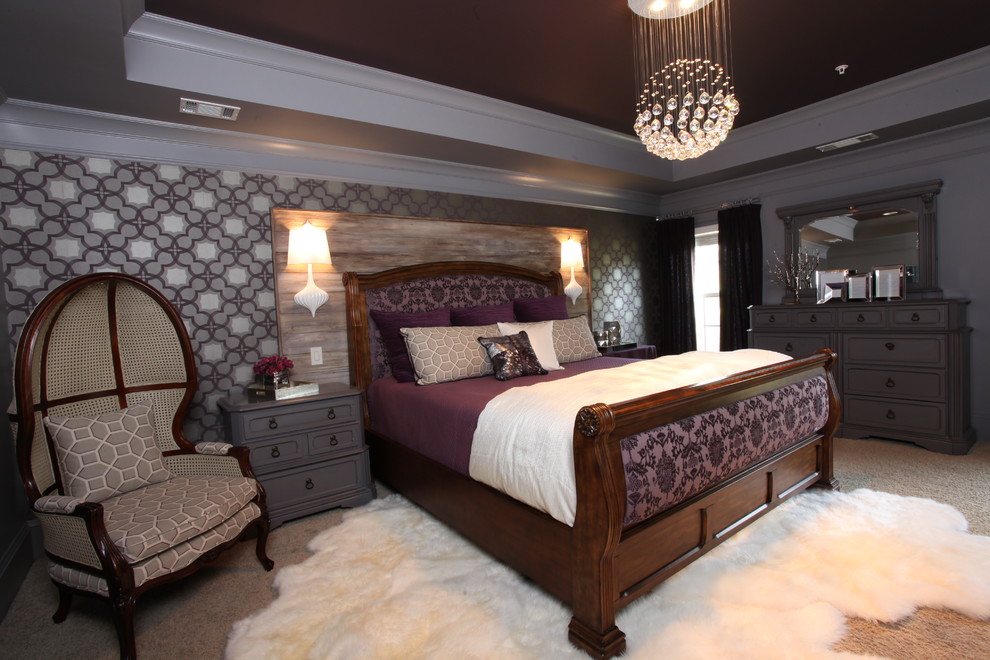 Diseño de dormitorio principal bohemio de tamaño medio sin chimenea con paredes multicolor y moqueta