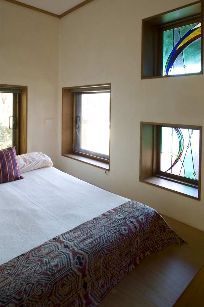 Imagen de dormitorio clásico con paredes beige y suelo de madera en tonos medios
