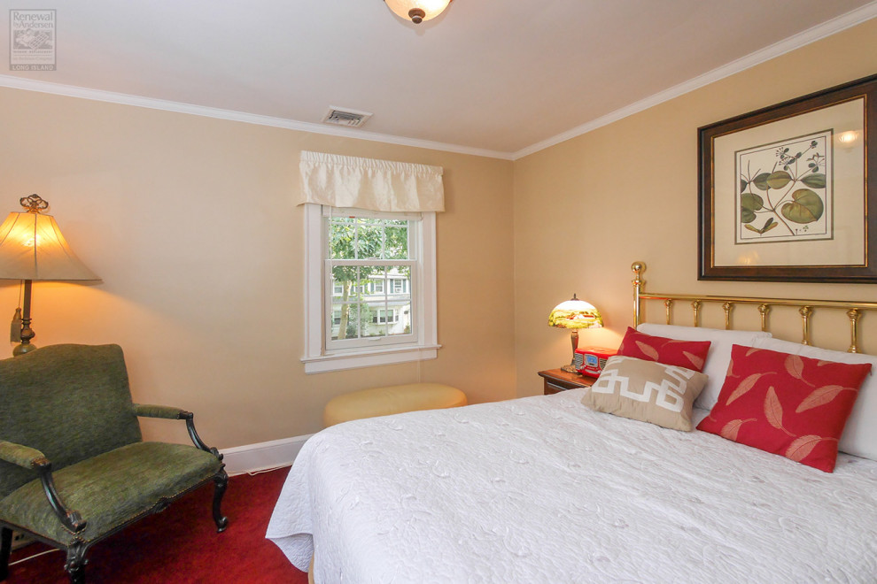 На фото: гостевая спальня среднего размера, (комната для гостей) с бежевыми стенами, ковровым покрытием и красным полом без камина