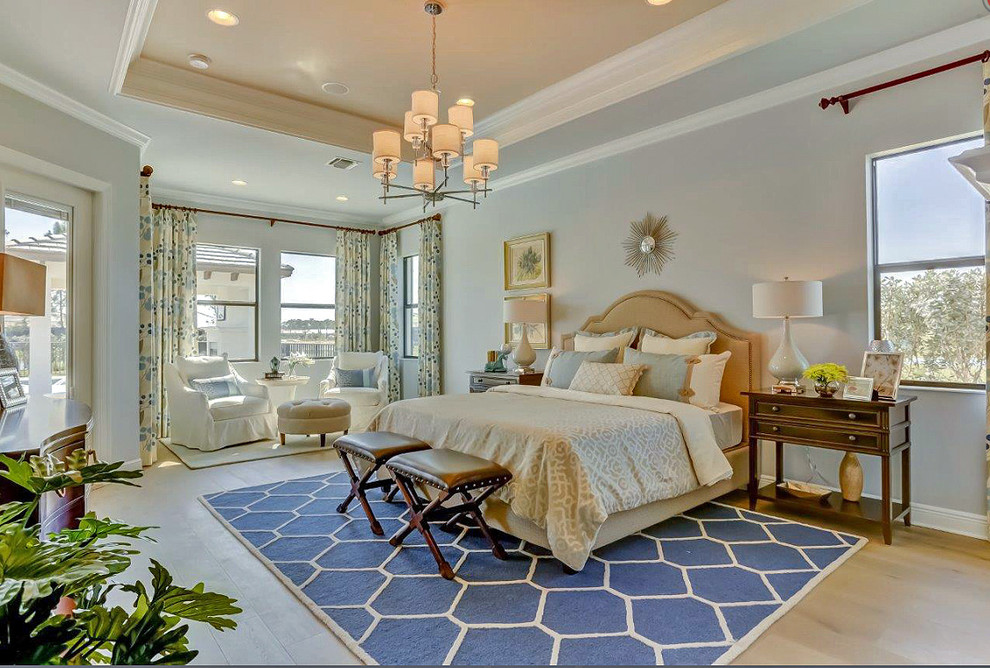 Свежая идея для дизайна: большая хозяйская спальня в стиле неоклассика (современная классика) с синими стенами и полом из керамогранита без камина - отличное фото интерьера