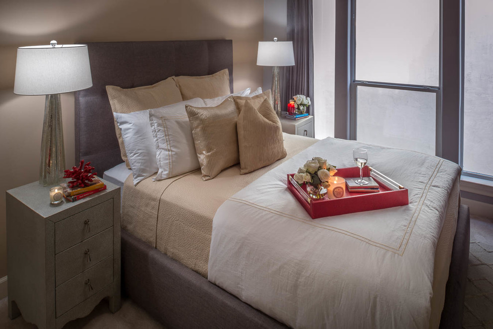 Foto de habitación de invitados minimalista pequeña sin chimenea con paredes beige y moqueta