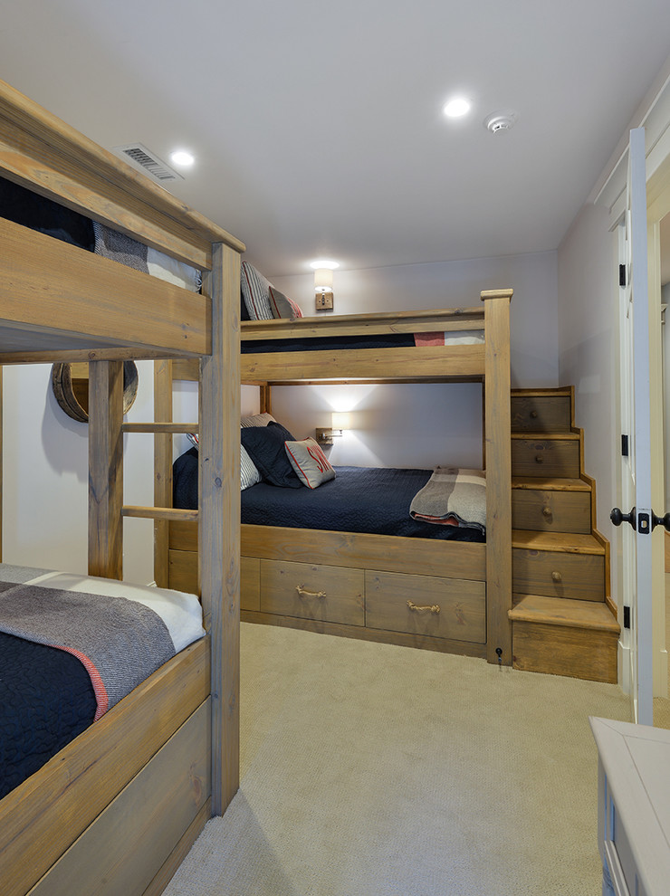 Пример оригинального дизайна: гостевая спальня (комната для гостей) в морском стиле с белыми стенами и ковровым покрытием