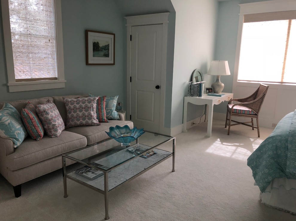 Ejemplo de habitación de invitados clásica renovada de tamaño medio sin chimenea con paredes azules, moqueta y suelo blanco