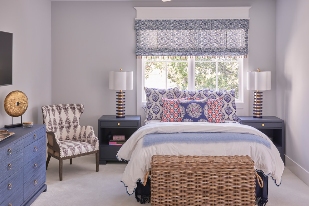 Свежая идея для дизайна: гостевая спальня среднего размера, (комната для гостей) в стиле неоклассика (современная классика) с серыми стенами, ковровым покрытием и серым полом без камина - отличное фото интерьера