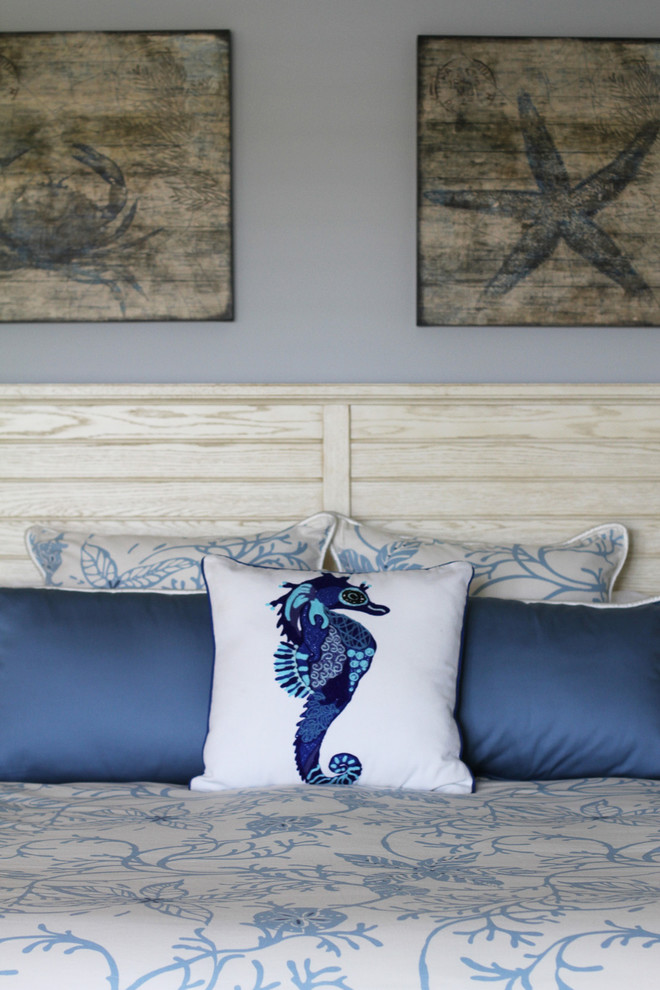 Источник вдохновения для домашнего уюта: большая хозяйская спальня в морском стиле с синими стенами и ковровым покрытием