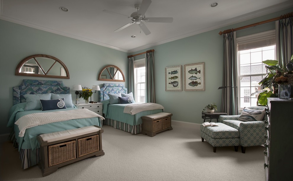 Maritimes Schlafzimmer mit blauer Wandfarbe und Teppichboden in Charleston