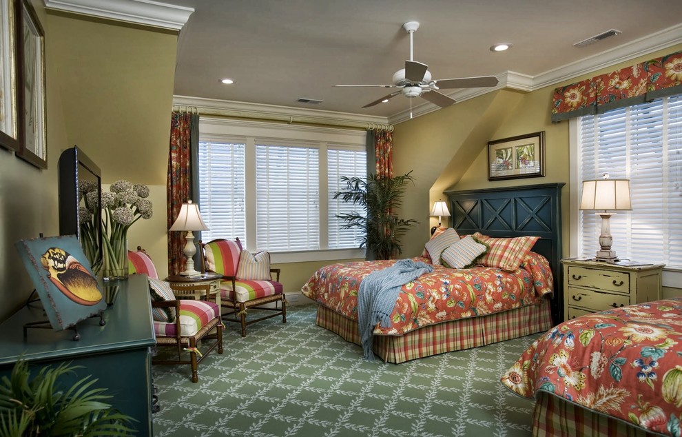Пример оригинального дизайна: гостевая спальня (комната для гостей) в морском стиле с бежевыми стенами и ковровым покрытием
