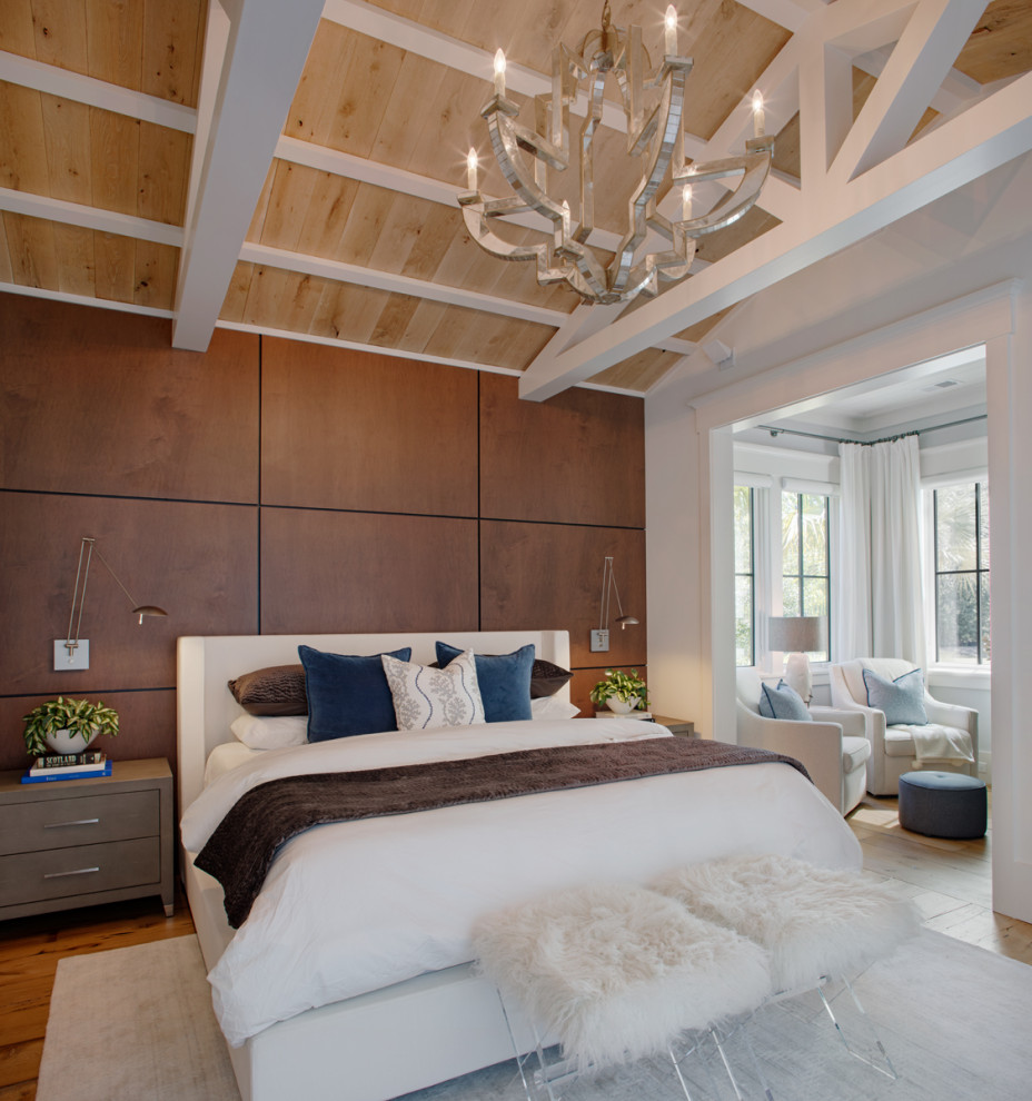 Идея дизайна: хозяйская спальня в морском стиле с коричневыми стенами, паркетным полом среднего тона, сводчатым потолком и деревянными стенами без камина