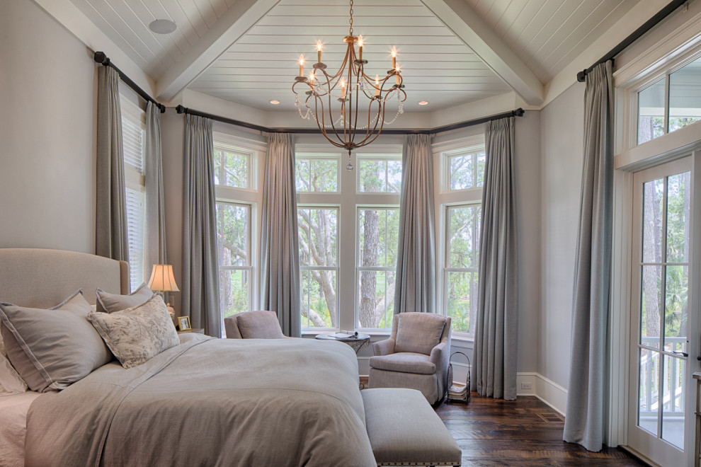 Ejemplo de dormitorio clásico renovado con paredes grises, suelo de madera oscura y suelo marrón