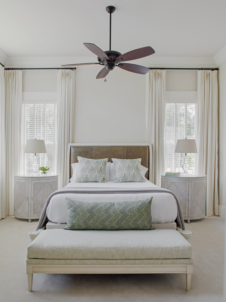 Immagine di una camera da letto costiera con pareti beige, moquette e pavimento beige