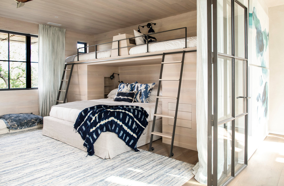 Свежая идея для дизайна: гостевая спальня (комната для гостей) в морском стиле с бежевыми стенами, паркетным полом среднего тона и коричневым полом - отличное фото интерьера