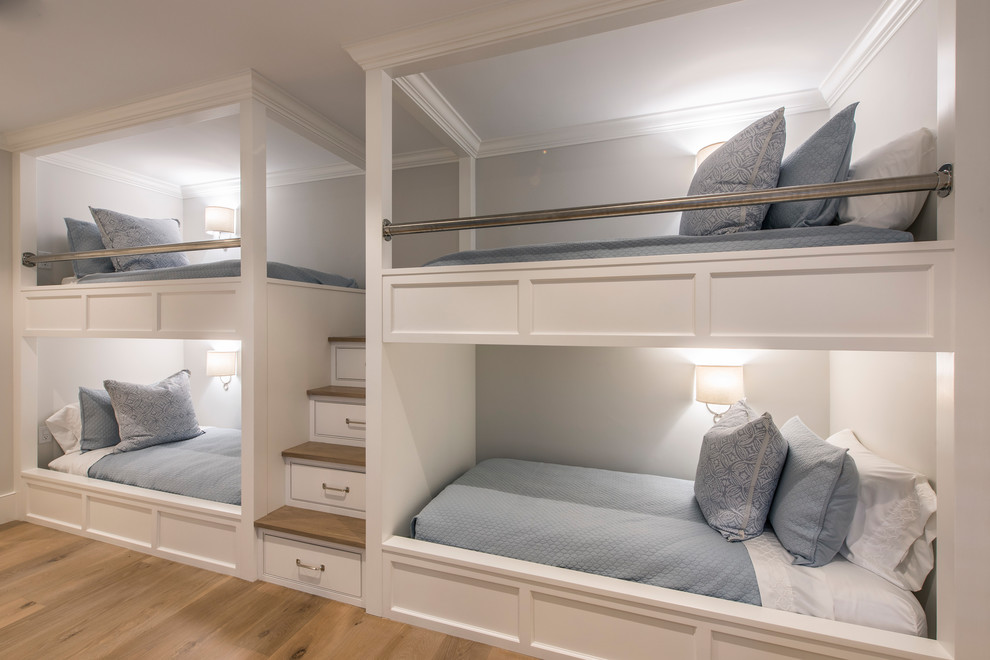 Свежая идея для дизайна: большая гостевая спальня (комната для гостей) в морском стиле с паркетным полом среднего тона - отличное фото интерьера