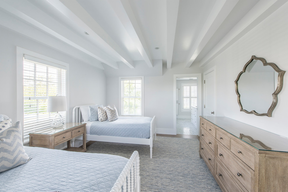 Идея дизайна: гостевая спальня среднего размера, (комната для гостей) в морском стиле с паркетным полом среднего тона