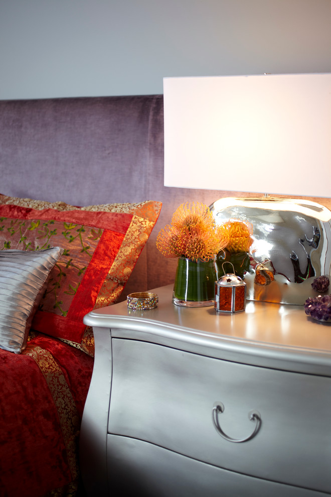 Immagine di una piccola camera matrimoniale contemporanea con pareti viola