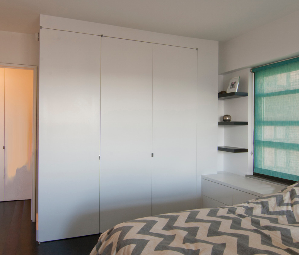 Ejemplo de dormitorio principal minimalista pequeño con paredes blancas, suelo de madera oscura y suelo negro
