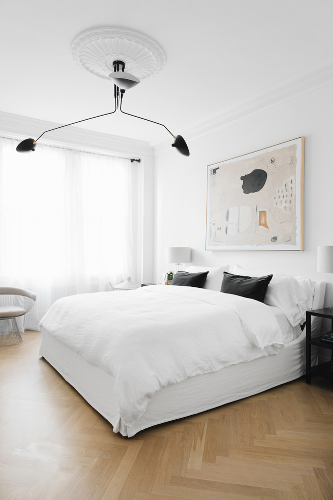 ニューヨークにあるコンテンポラリースタイルのおしゃれな寝室 (白い壁、淡色無垢フローリング、ベージュの床)