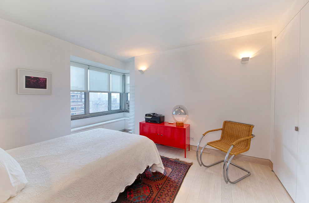 Foto de habitación de invitados actual de tamaño medio sin chimenea con paredes blancas, suelo de madera clara y suelo blanco
