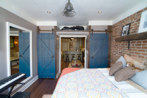 Idée de décoration pour une petite chambre parentale chalet avec un sol en bois brun et aucune cheminée.