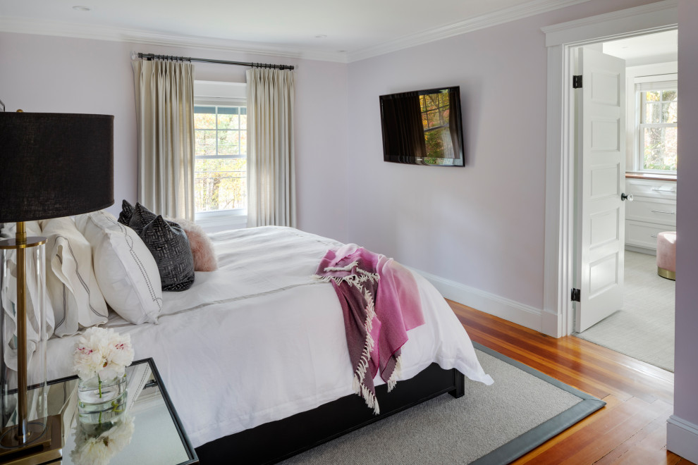 Diseño de dormitorio principal clásico renovado de tamaño medio sin chimenea con paredes púrpuras y suelo de madera en tonos medios
