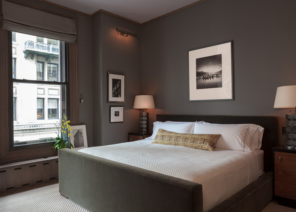На фото: хозяйская спальня в современном стиле с серыми стенами, ковровым покрытием и разноцветным полом без камина с