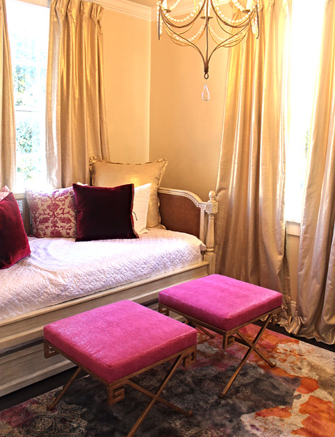 Kleines Stilmix Gästezimmer ohne Kamin mit grauer Wandfarbe und dunklem Holzboden in New Orleans