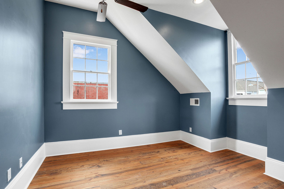 Diseño de habitación de invitados clásica de tamaño medio sin chimenea con paredes azules y suelo de madera en tonos medios