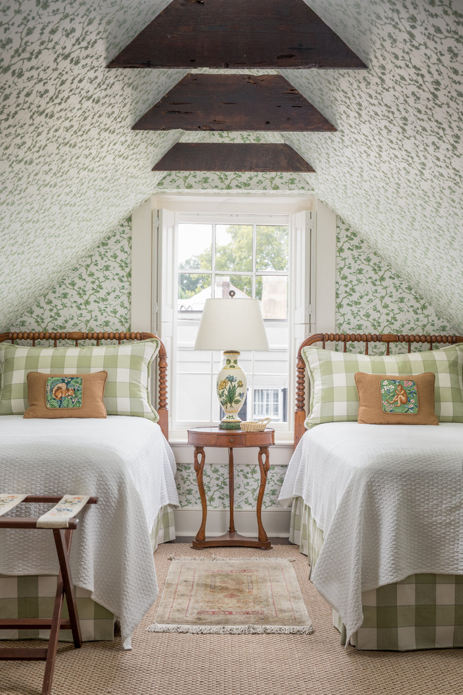 Источник вдохновения для домашнего уюта: гостевая спальня (комната для гостей) на мансарде в классическом стиле с разноцветными стенами, ковровым покрытием и бежевым полом