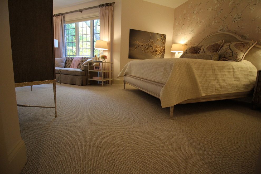Свежая идея для дизайна: большая гостевая спальня (комната для гостей) в стиле неоклассика (современная классика) с розовыми стенами и ковровым покрытием без камина - отличное фото интерьера