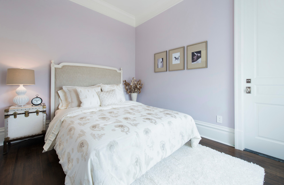 Idee per una camera da letto chic con pareti viola e parquet scuro