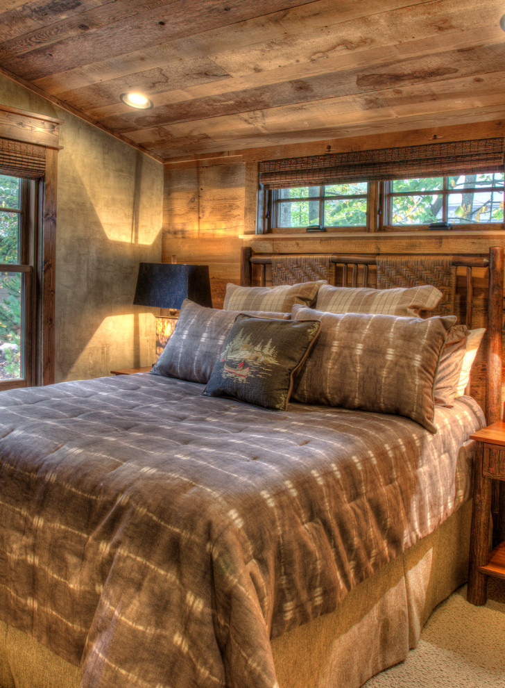 Diseño de habitación de invitados rústica de tamaño medio con moqueta y suelo beige