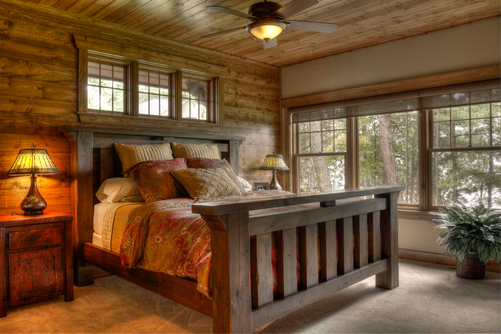 Foto på ett rustikt sovrum, med heltäckningsmatta