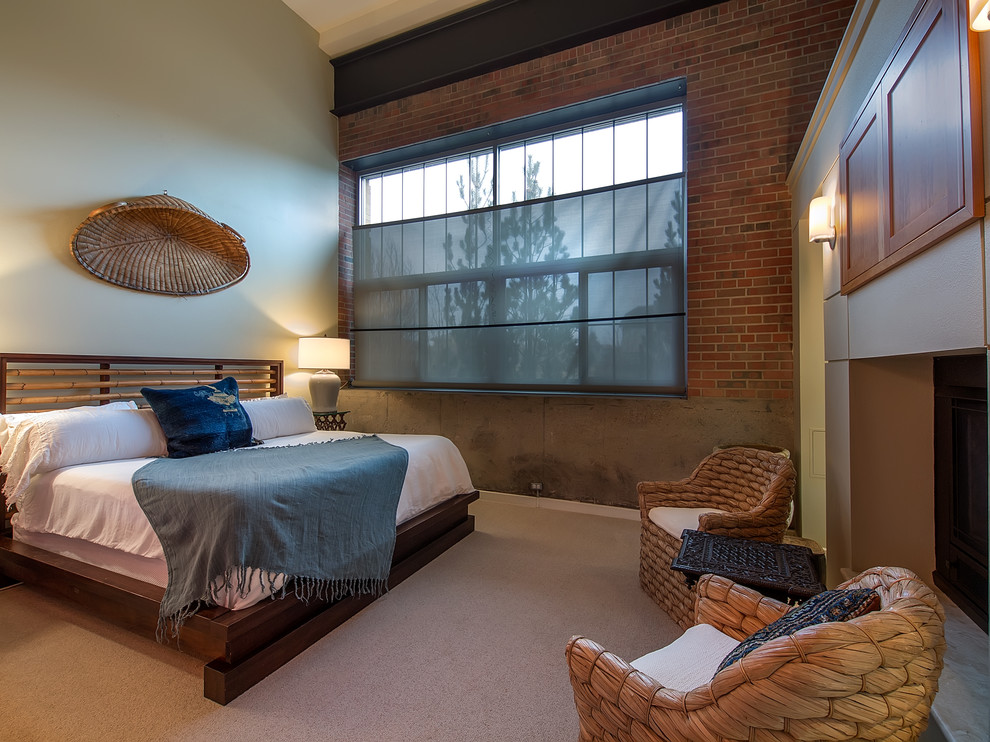 Пример оригинального дизайна: спальня в восточном стиле с серыми стенами, ковровым покрытием и стандартным камином