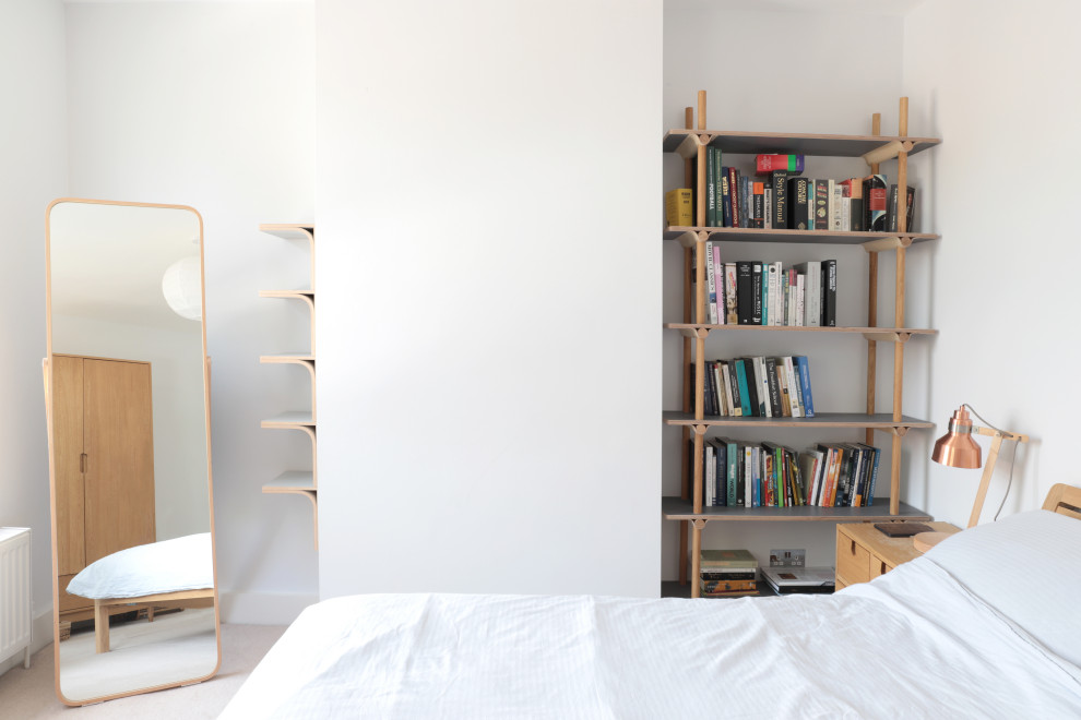 Diseño de dormitorio principal actual de tamaño medio con paredes blancas, moqueta y suelo beige