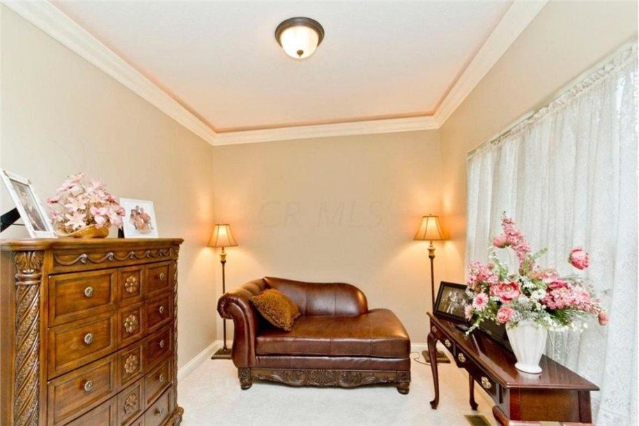 コロンバスにある広いトラディショナルスタイルのおしゃれな主寝室 (ベージュの壁、カーペット敷き、暖炉なし) のレイアウト