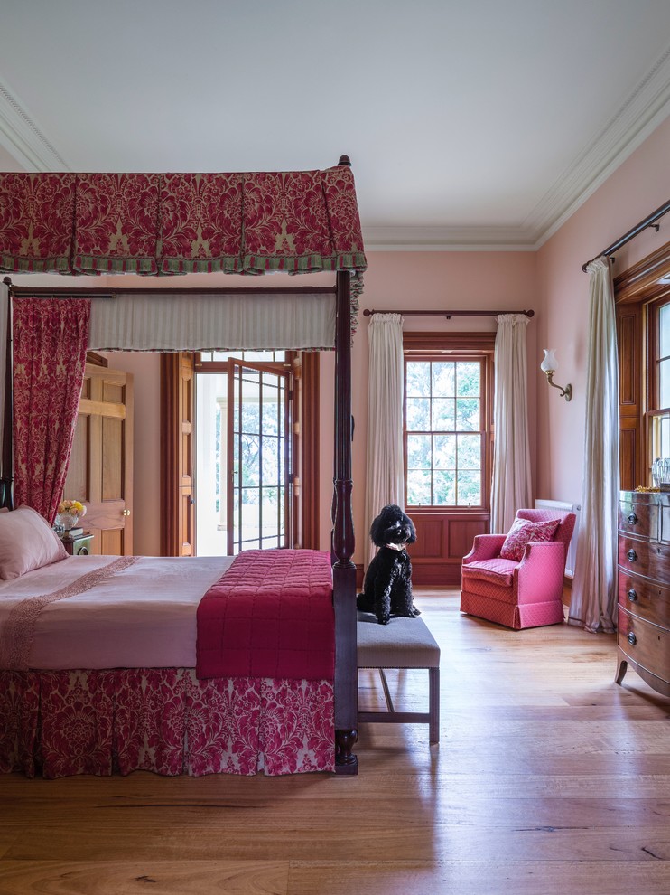 Immagine di una grande camera matrimoniale chic con pareti rosa e pavimento in legno massello medio