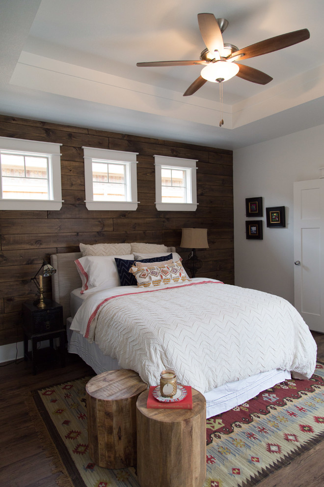 Aménagement d'une chambre classique avec un sol en bois brun.