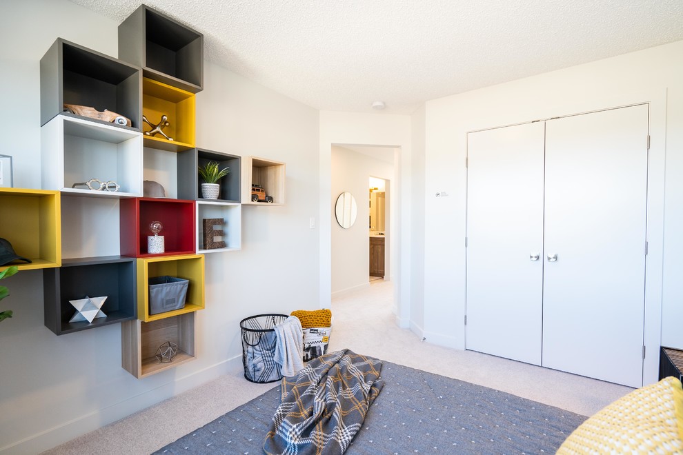 Foto de habitación de invitados contemporánea de tamaño medio sin chimenea con paredes blancas, moqueta y suelo beige