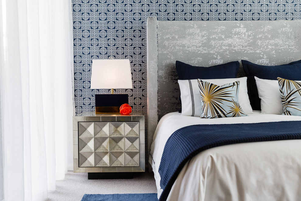 Стильный дизайн: хозяйская спальня в стиле неоклассика (современная классика) с синими стенами, ковровым покрытием и серым полом - последний тренд