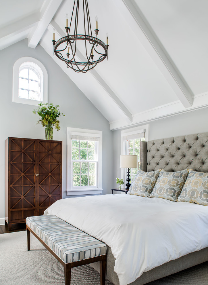 На фото: хозяйская спальня: освещение в морском стиле с серыми стенами без камина