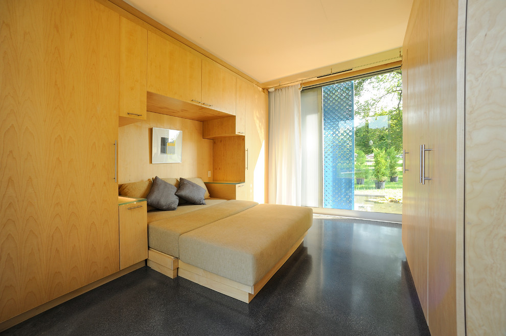Modelo de dormitorio principal moderno de tamaño medio sin chimenea con paredes beige y suelo de baldosas de cerámica