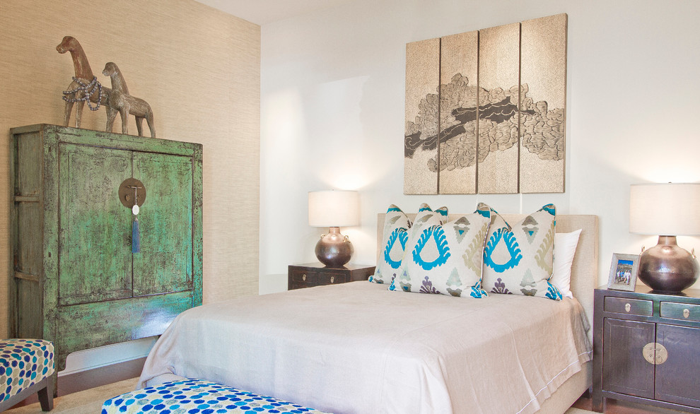 Ejemplo de habitación de invitados tropical de tamaño medio sin chimenea con paredes blancas, suelo de madera oscura y suelo beige