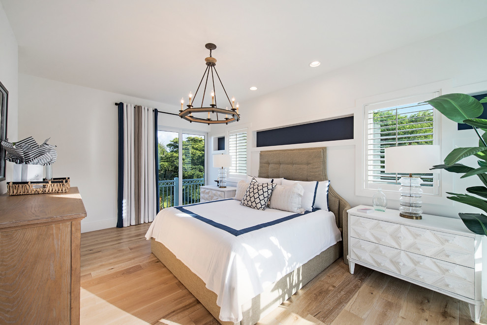 Maritimes Schlafzimmer mit weißer Wandfarbe und hellem Holzboden in Miami