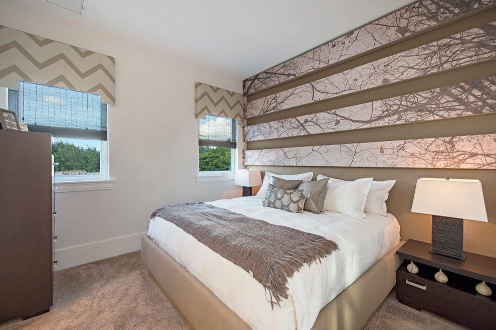 Стильный дизайн: спальня в стиле неоклассика (современная классика) с коричневыми стенами и ковровым покрытием - последний тренд