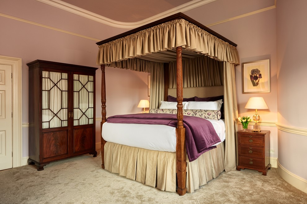 Пример оригинального дизайна: большая спальня в викторианском стиле с фиолетовыми стенами, ковровым покрытием и бежевым полом без камина
