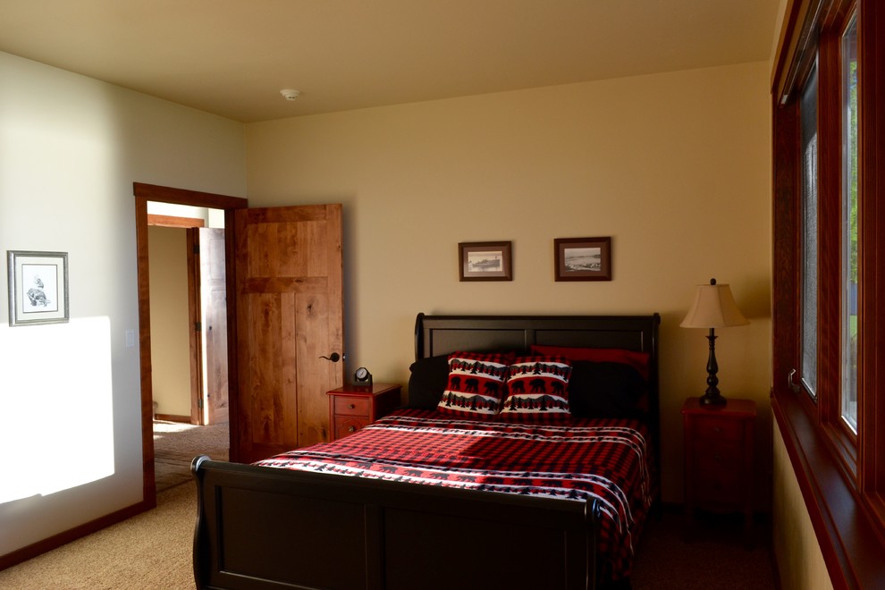 На фото: гостевая спальня среднего размера, (комната для гостей) в стиле рустика с бежевыми стенами и ковровым покрытием с