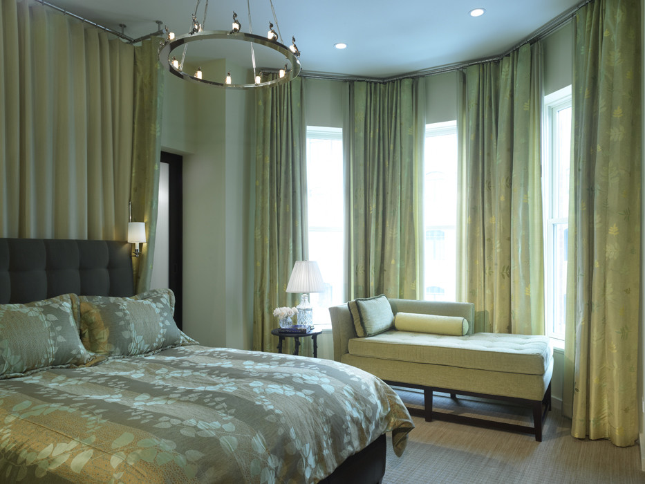 Imagen de dormitorio principal clásico renovado con paredes verdes y moqueta