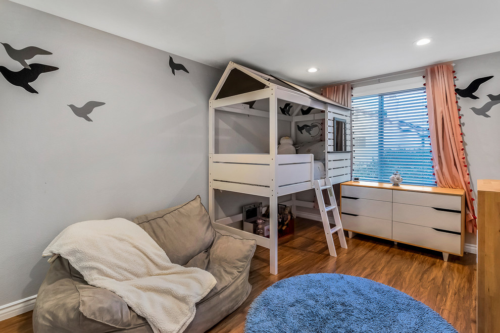 Foto de habitación de invitados contemporánea de tamaño medio con paredes grises, suelo de madera clara y suelo gris