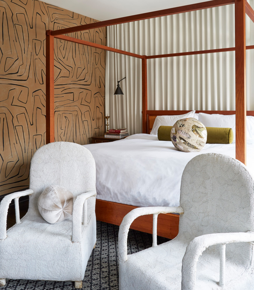 Modernes Schlafzimmer mit brauner Wandfarbe, Teppichboden, schwarzem Boden und Tapetenwänden in Chicago