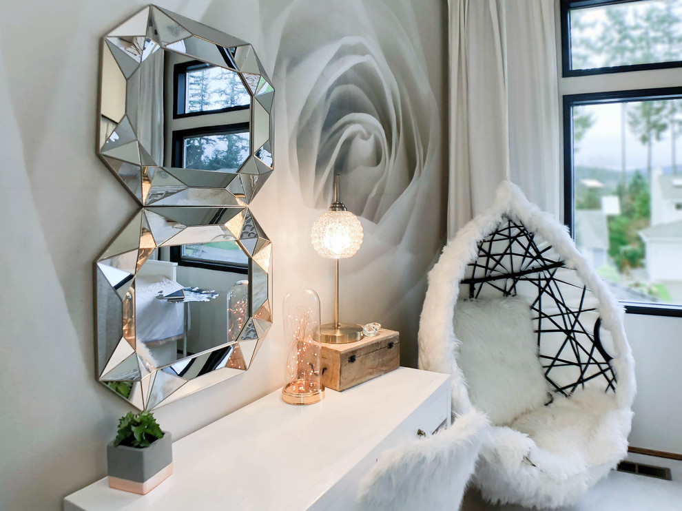 Aménagement d'une chambre avec moquette romantique avec un mur blanc et un sol blanc.